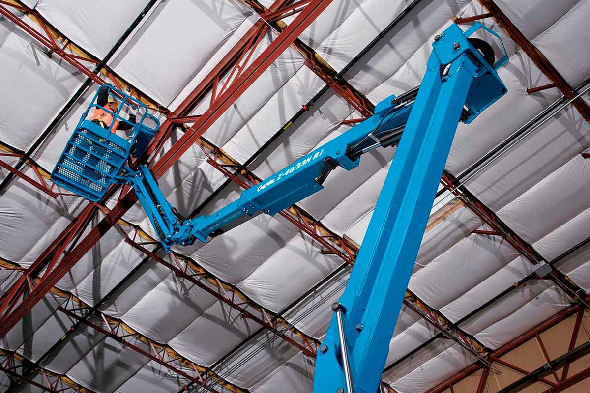 Plataforma de elevación de brazo azul en un almacen