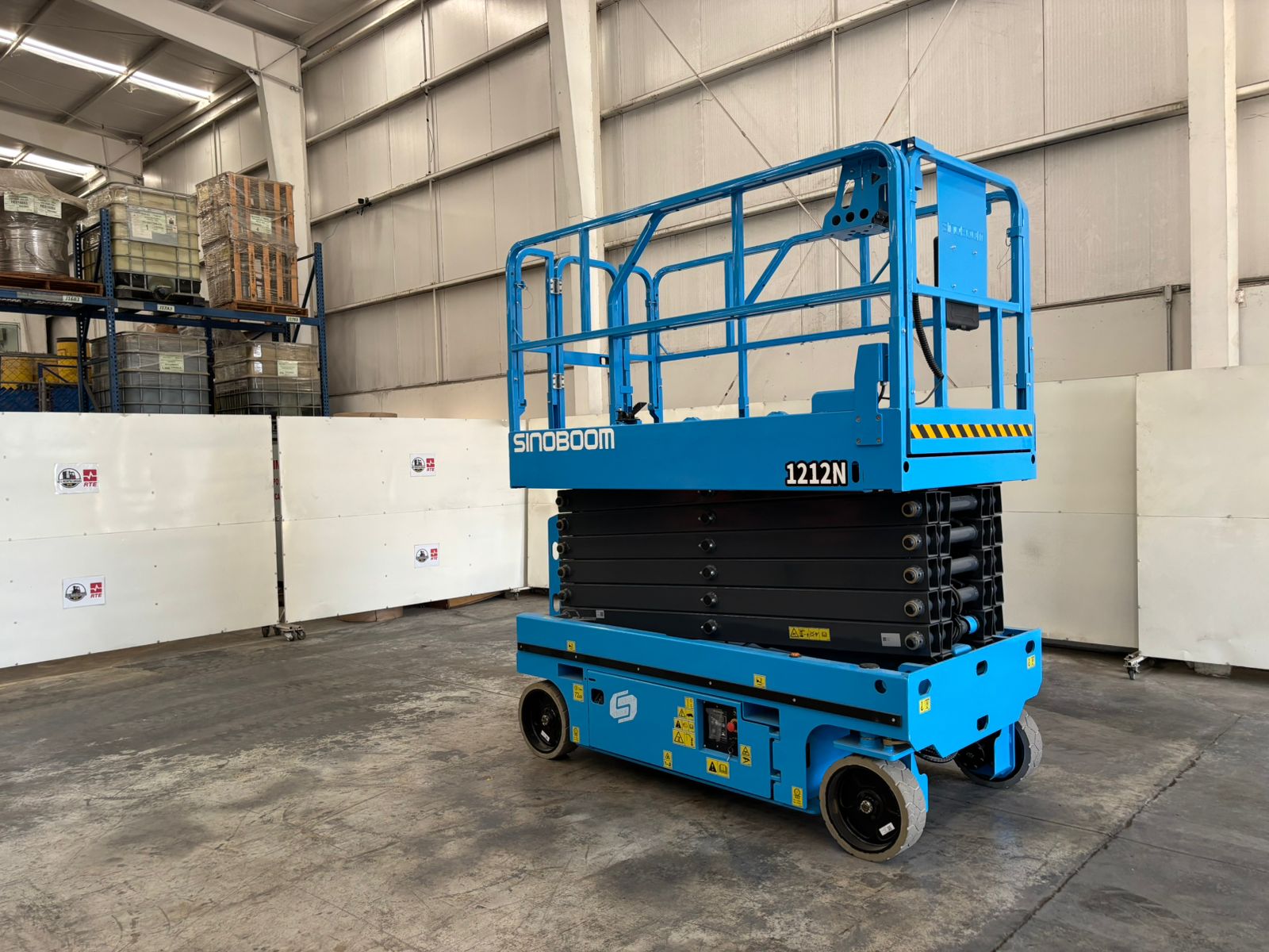 Plataforma-Tijera-Sinoboom Plataforma de elevación de tijera azul en una bodega