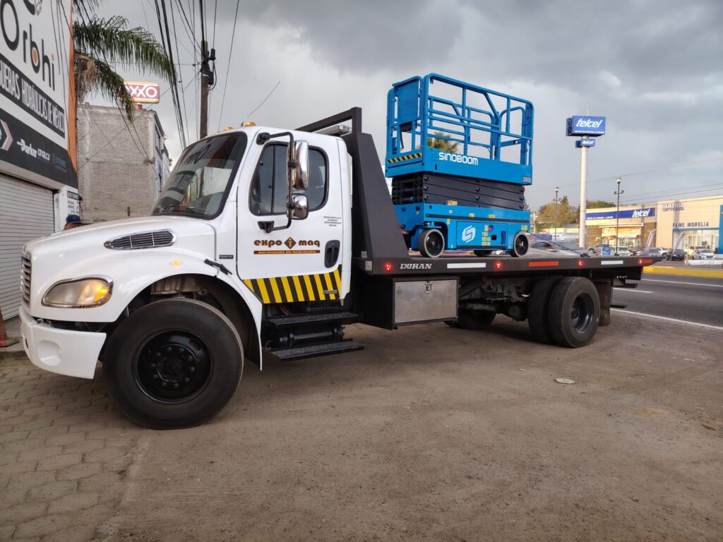 WhatsApp Image 2025-07-08 at 2.40.32 PM Una plataforma de elevacion azul sobre un camion