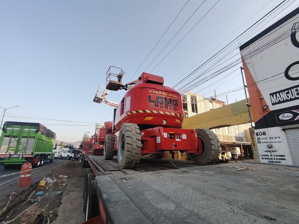 Plataformas de elevación rojas LGMG 8 En EXPOMAQ contamos con las marcas más reconocidas en México de plataformas de elevación, asegura calidad y precio en cada una de tus obras con nuestra maquinaria.