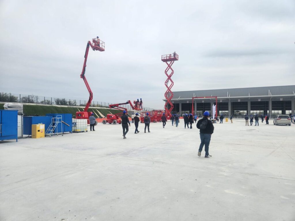 Plataformas de elevación rojas LGMG Plataformas de elevación rojas en un almacén amplio