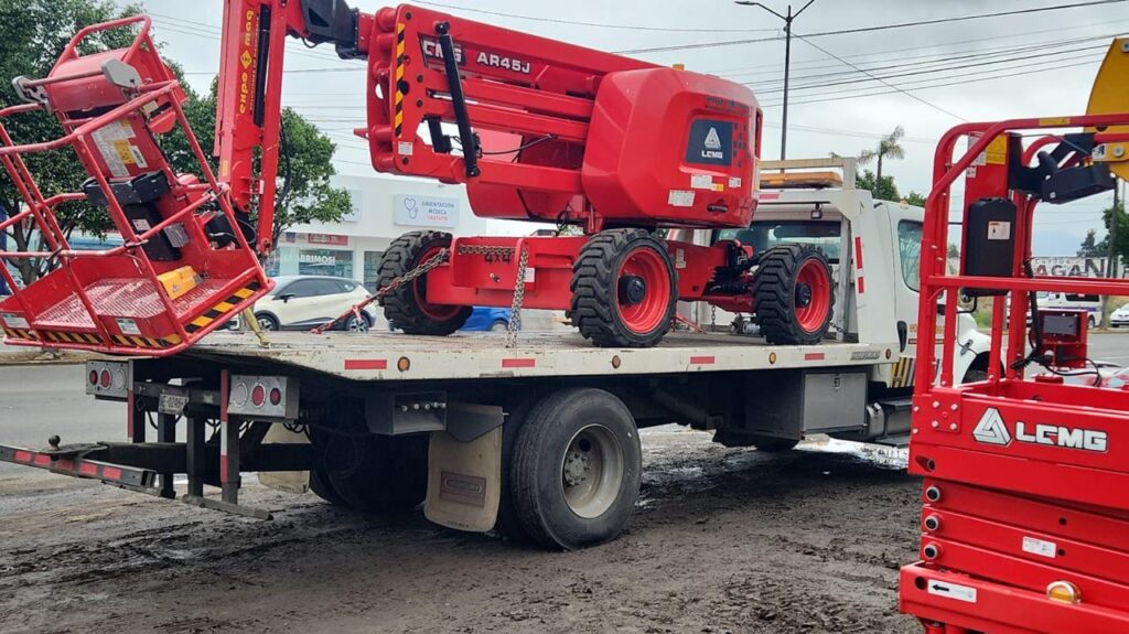 Plataformas de elevación rojas LGMG 3 Plataforma de elevación roja de brazo sobre un camión de transporte