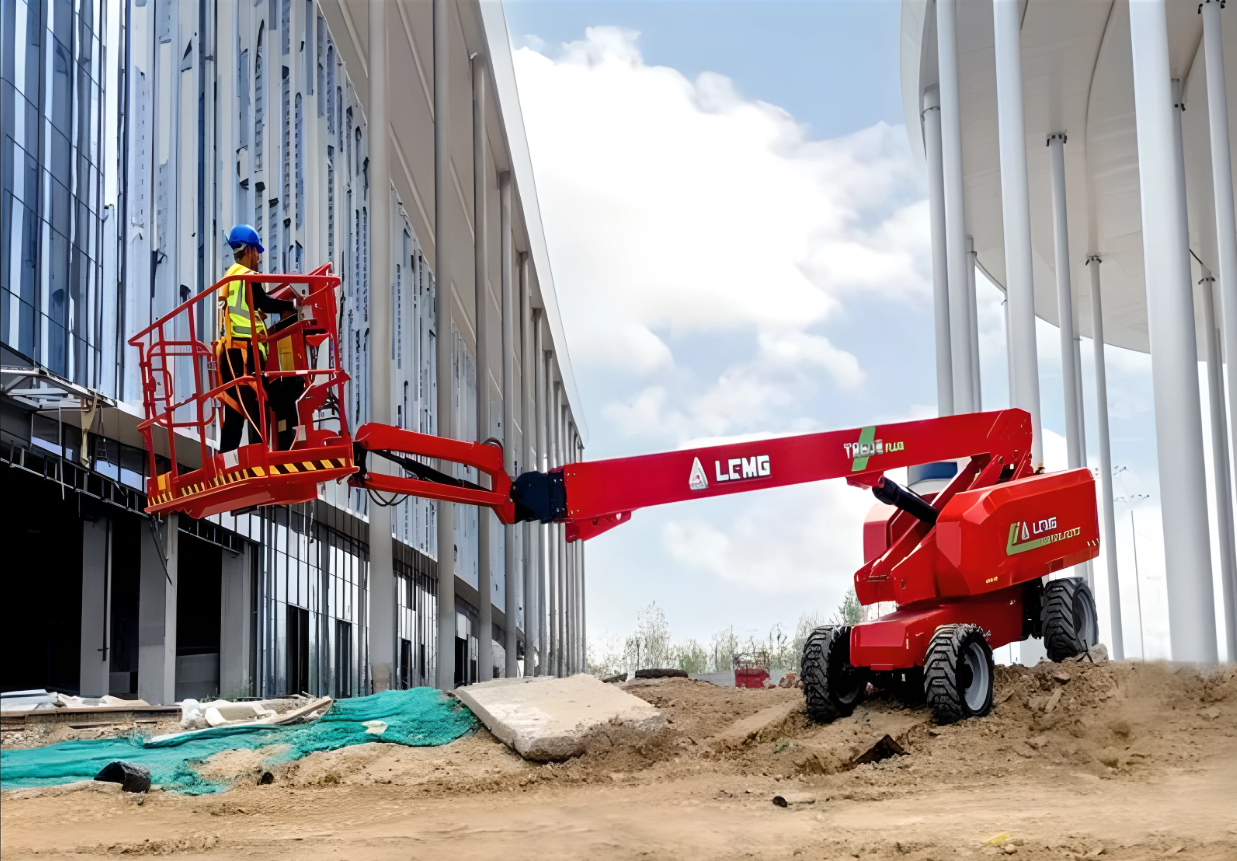 Plataformas de elevación rojas LGMG 5 Plataforma de elevación roja en medio de una construcción